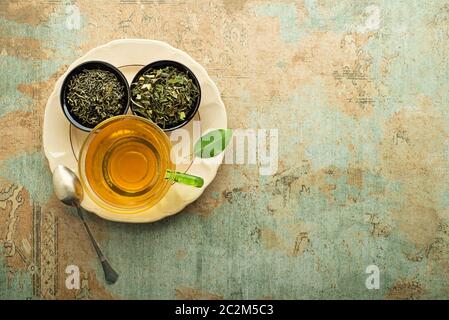 Taza de Té con té seco colección de diferentes tipos. Concepto de bebida saludable