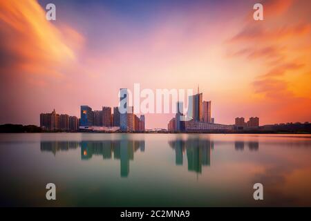 Sunset sobre el distrito financiero del Lago Swan, ciudad de Hefei, provincia de Anhui, China Foto de stock