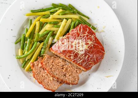 Meatloaf coronado con salsa de tomate con judías verdes Foto de stock