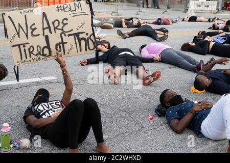 Atlanta, EE.UU. 17 de junio de 2020. El manifestante tiene un cartel fuera de la sede de la policía en Atlanta, EE.UU., que dice: "Estamos cansados de esto", refiriéndose a las injusticias contra los negros por parte de la policía. Crédito: Micah Casella/Alamy Live News.