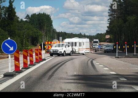 Motala, Suecia 20200618 mucho tráfico el día antes de la noche de verano. Foto Jeppe Gustafsson Foto de stock