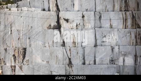 Alta montaña de piedra y canteras de mármol en los Apeninos, en la Toscana, Carrara, Italia. Abrir las minas de mármol. Foto de stock