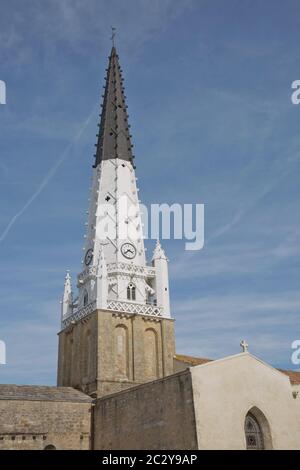 Iglesia de Ars con campanario blanco y negro en la Isla de Re en Charente Francia Foto de stock