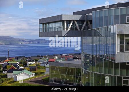 Arquitectura moderna del Glasir Tórshavn College, Thórshavn, Faroeer, Dinamarca, Europa Foto de stock