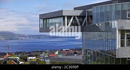 Arquitectura moderna del Glasir Tórshavn College, Thórshavn, Faroeer, Dinamarca, Europa Foto de stock
