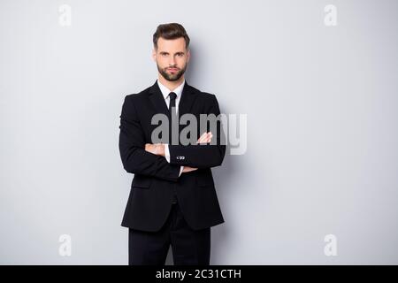 Retrato de hombre estricto gerente ejecutivo hombre cruz manos listo  resolver grandes problemas de la empresa llevar ropa de buen aspecto  aislado sobre color gris Fotografía de stock - Alamy