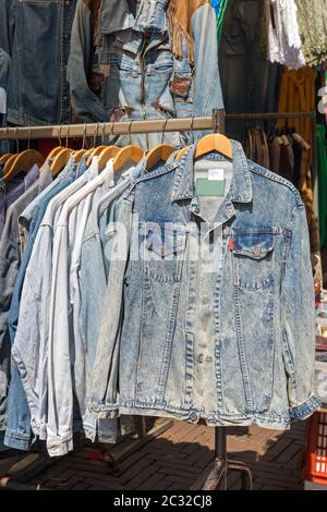 Jeans en la tienda de ropa de segunda mano - pantalones de mezclilla  Fotografía de stock - Alamy