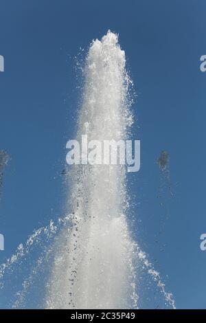 La fuente de los chorros de agua contra el cielo azul claro Foto de stock