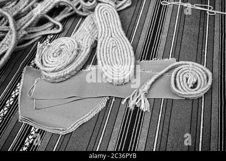 Zapatera española detalle de un zapato artesanal típica y tradición, artesanía, fabricación de mano Foto de stock
