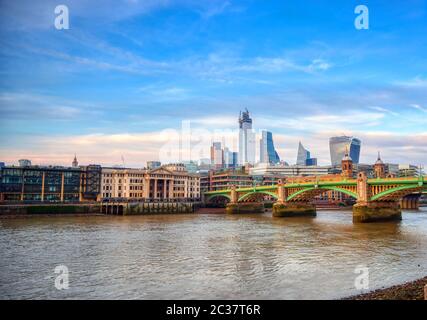 Una vista del horizonte de Londres a través del río Támesis en Londres, Reino Unido