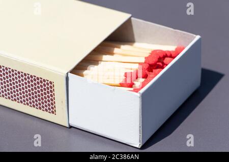 Palillos de cerillas con azufre rojo en una caja de cerillas Foto de stock