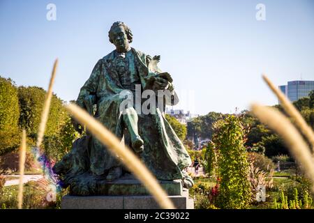 Estatua de bronce de Buffon en el parque Jardin des Plantes, París, Francia