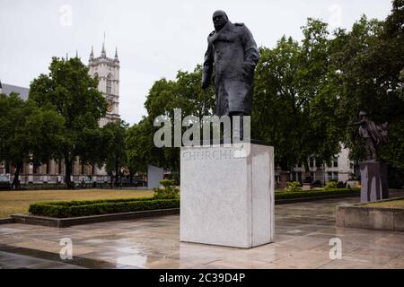 La estatua de Winston Churchill se encuentra en la plaza del Parlamento después de pasar varios días cubiertos con una caja protectora. Foto de stock