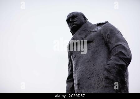 La estatua de Winston Churchill se encuentra en la plaza del Parlamento después de pasar varios días cubiertos con una caja protectora. Foto de stock