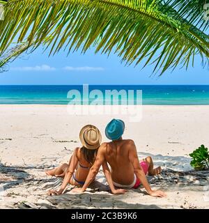 Pareja en una playa tropical en la isla Tioman Foto de stock