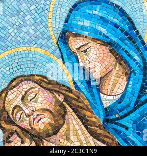 Representación del mosaico del cuerpo de Cristo está en los brazos de la Virgen María Foto de stock