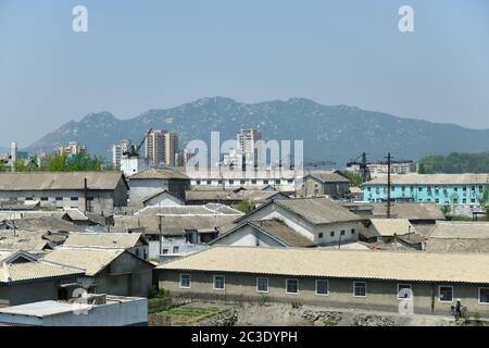 Corea del Norte. Casa de apartamentos típica en el distrito residencial en  la periferia de Kaesong.