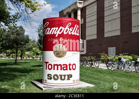 Una escultura gigante de Campbell Tomato de Andy Warhol en exhibición en la Universidad Estatal de Colorado en Fort Collins, Colorado. Foto de stock