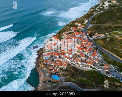 La ciudad costera de Azenhas do Mar en Portugal