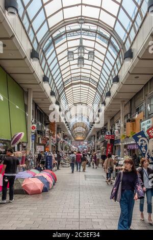 Shin Nakamise shotengai o calle comercial en Asakusa, Tokio, Japón Foto de stock