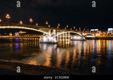 Puente Margit (Margaret) y el río Danubio. Vista nocturna. Budapest, Hungría Foto de stock