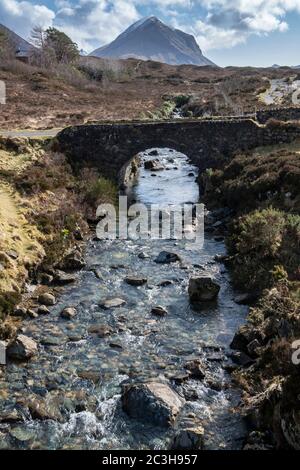 El famoso puente antiguo de Sligachan mirando hacia la cordillera Cuillin, Isla de Skye, Highlands, Escocia, Reino Unido