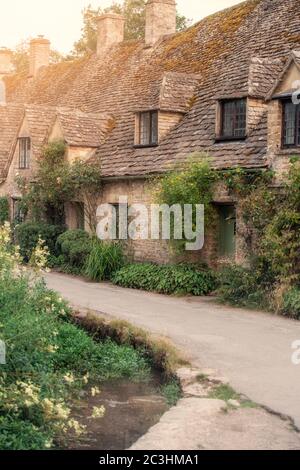 Casas rurales en Arlington Row en Bibury, Gloucestershire, en los Cotswolds, Inglaterra, Reino Unido. Foto de stock