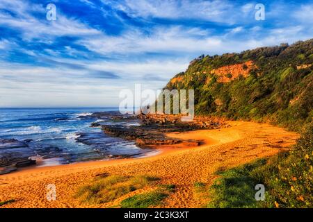 Tranquila playa TUrimetta aislada en marea baja en la costa del océano Pacífico de Sydney con luz suave de la mañana.