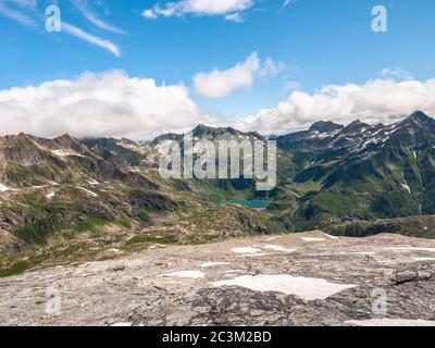 Impresionante vista panorámica de las montañas de los Alpes suizos en el Cantón de Ticino en el camino de senderismo hacia el lago embalse Lago di Robiei, en verano soleado día, con b Foto de stock