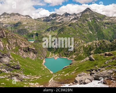 Impresionante vista aérea panorámica del lago del embalse Lago del Zott, Lago di Robiei, montañas de los Alpes suizos en el Cantón de Ticino en el día soleado de verano, con azul Foto de stock