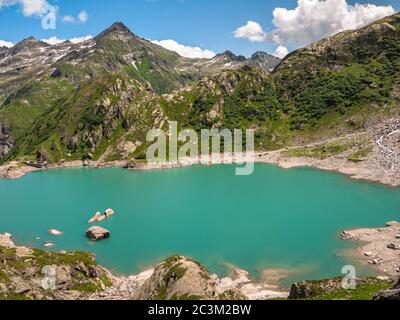 Impresionante vista panorámica del lago del Zott, cerca del Lago di Robiei, montañas de los Alpes suizos en el Cantón de Ticino en el día soleado de verano, con azul s Foto de stock