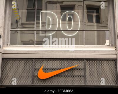 Bruselas, BÉLGICA - 7 de julio de 2019: Logotipo de Nike. Nike es una ropa deportiva global y running las tiendas Nike están ubicadas en todo el mundo de stock - Alamy
