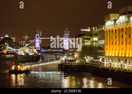 LONDRES - 17 DE NOVIEMBRE de 2016: Puente de la torre por la noche, vista desde el río Támesis