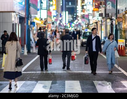 Peatonal en el carril trasero del distrito de Ginza, por la noche, Tokio, Japón.