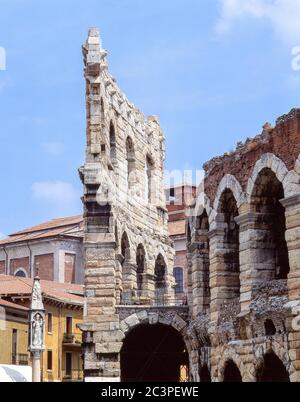 Paredes exteriores de Verona Arena, Piazza Bra, Verona, provincia de Verona, región de Veneto, Italia