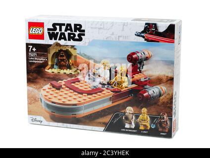 Moscú, Rusia - 14 de marzo de 2020: Caja de Lego Star Wars - Lanspeeder de Luke Skywalker. Personajes famosos del universo cinematográfico de Star Wars. Foto de stock