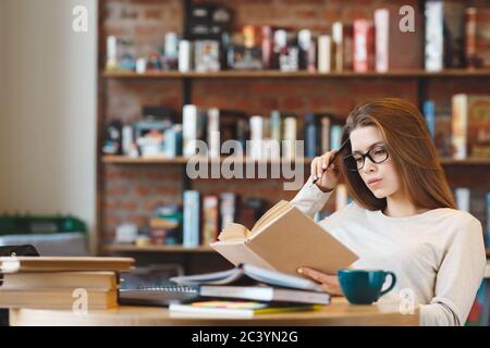 joven mujer con taza de café escuchando a radio en cocina, generativo ai  29625332 Foto de stock en Vecteezy