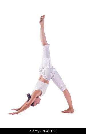 Mujer practicando yoga realizando el ejercicio ardha chandrasana pose de  media luna