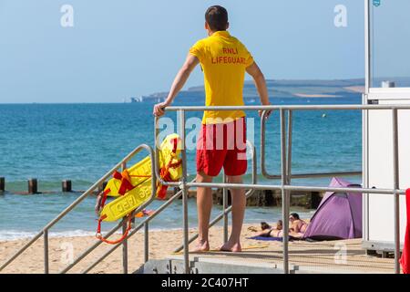 Bournemouth, Dorset Reino Unido. 23 de junio de 2020. Clima en el Reino Unido: Cálido y soleado en las playas de Bournemouth, ya que las temperaturas se elevan para que las olas de calor se eleven y los que buscan sol se dirigen a la costa para disfrutar del sol. Crédito: Carolyn Jenkins/Alamy Live News Foto de stock