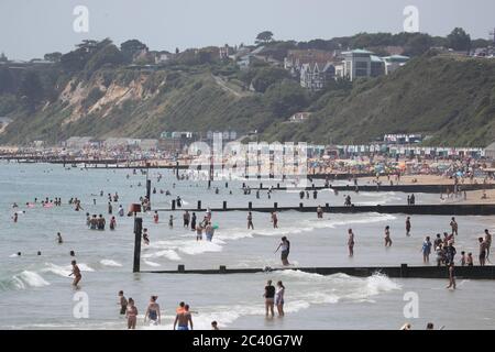 La gente visita la playa en Bournemouth, Dorset, ya que Gran Bretaña está preparado para una ola de calor de junio con temperaturas que se establecen para subir a mediados de los años 30 esta semana. Foto de stock