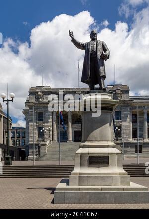 Wellington, Nueva Zelanda: La estatua del primer Ministro Richard Seddon, hecha en 1915, frente al Parlamento de Nueva Zelanda Foto de stock