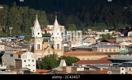 Inmaculada Concepción de Loja, Loja / Ecuador - Marzo 30 2019: Vista aérea de las torres de la iglesia de Santo Domingo en el centro histórico del Cit
