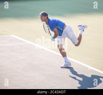 Rafael Nadal sigue sirviendo en la final del Abierto de Tenis de los Estados Unidos en Flushing Meadows, Nueva York, EE.UU., 2011