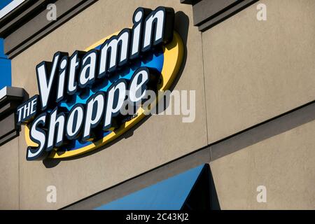 Un cartel con el logotipo fuera de una tienda de venta al por menor de Vitamin Shoppe en Gambrills, Maryland el 8 de junio de 2020. Foto de stock