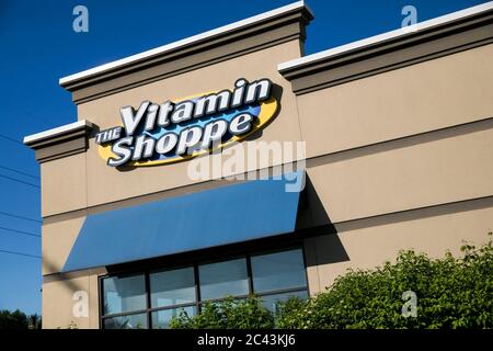 Un cartel con el logotipo fuera de una tienda de venta al por menor de Vitamin Shoppe en Gambrills, Maryland el 8 de junio de 2020. Foto de stock