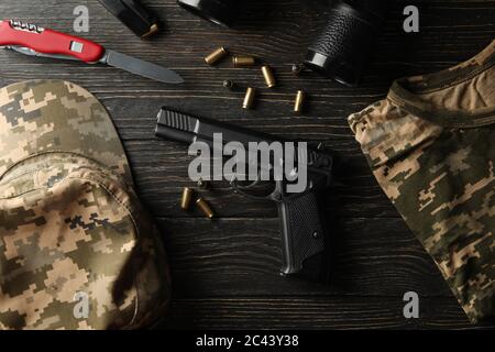 Conjunto de ropa y accesorios militares sobre fondo de madera. Vista  superior, plano laical Fotografía de stock - Alamy