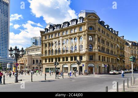Frankfurt am Main, Alemania - Junio 2020: Edificio histórico con sede del banco alemán "Commerzbank" dentro del centro de la ciudad con gente caminando Foto de stock