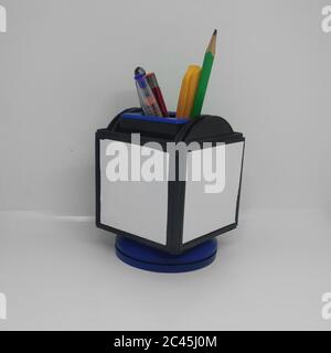 coloque bolígrafos multicolor en un portalápices blanco Foto de stock