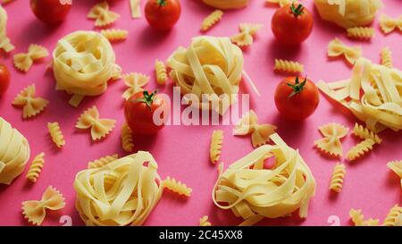 Pastas alimenticias sin cocer con tomates frescos Foto de stock