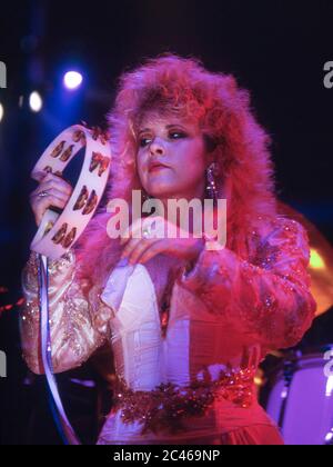 Stevie Nicks de Fleetwood Mac en concierto en Wembley Arena, Londres 1987 Foto de stock